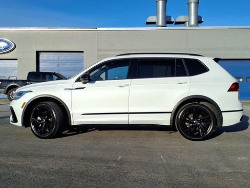 Used 2023 Volkswagen Tiguan SE R-Line image 2
