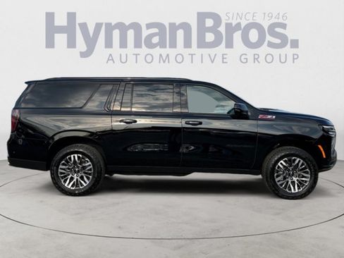 Used 2025 Chevrolet Suburban Z71 AWD/4WD image 2