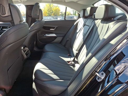 Used 2025 Mercedes-Benz E 350 4MATIC Sedan image 5