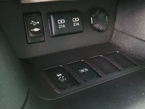 Used 2018 Toyota Highlander LE FWD image 10