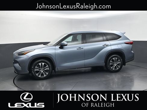 Used 2021 Toyota Highlander XLE AWD/4WD image 2