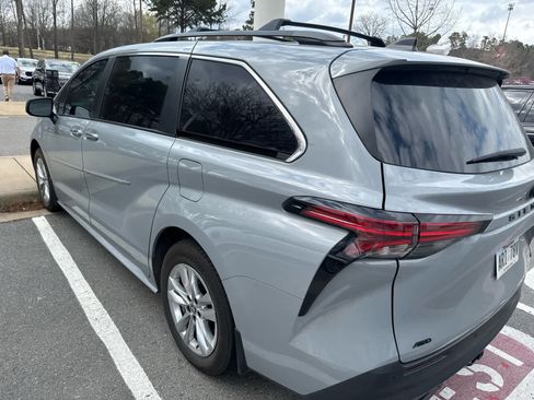 Used 2022 Toyota Sienna XLE Woodland Edition image 7