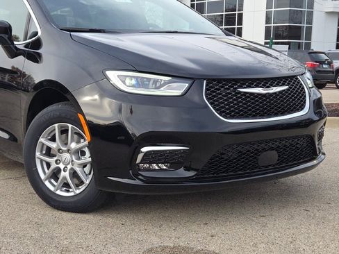 New 2026 Chrysler Pacifica Select image 2