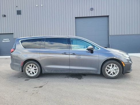 Used 2023 Chrysler Pacifica Touring-L image 2