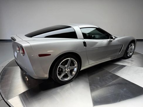 Used 2005 Chevrolet Corvette Coupe w/ Preferred Equipment Group RWD image 2
