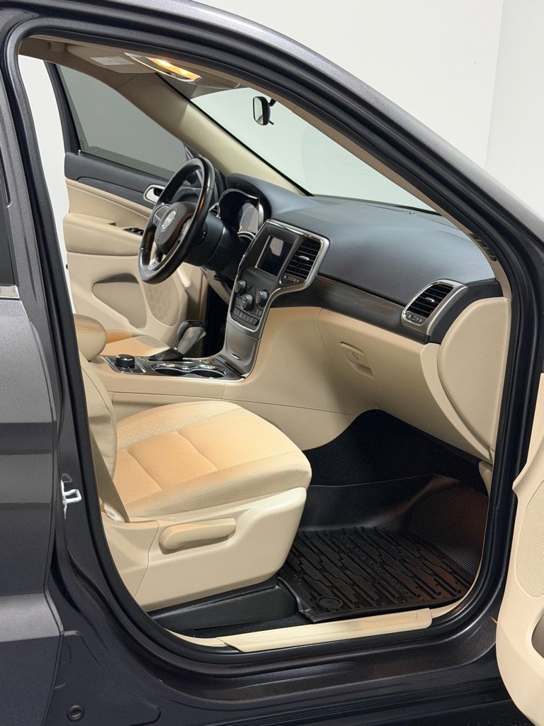 Used 2020 Jeep Grand Cherokee Laredo AWD/4WD image 11