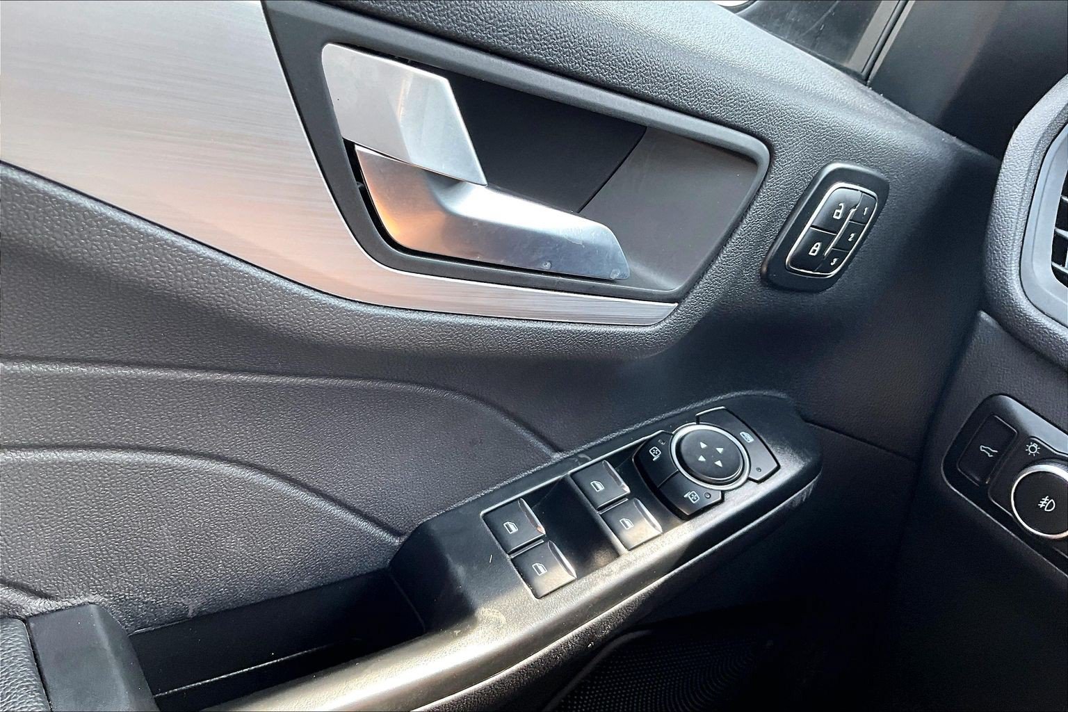 Certified 2025 Ford Escape Platinum AWD/4WD image 33