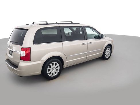 Used 2012 Chrysler Town & Country Touring-L w/ Entertainment Group #2 FWD image 5