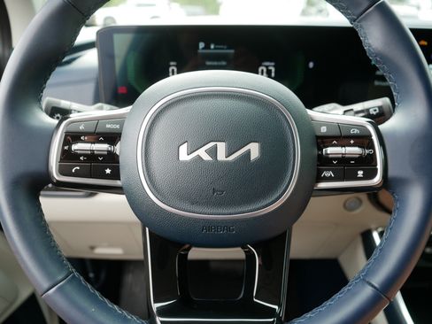 Used 2025 Kia Carnival EX FWD image 25