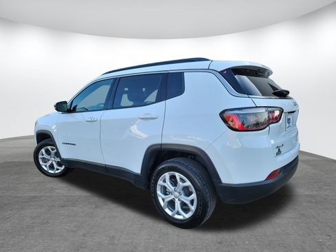 Used 2024 Jeep Compass Latitude image 7