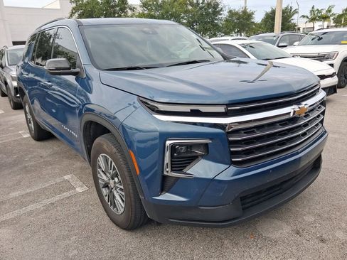 Used 2025 Chevrolet Traverse LT FWD image 4