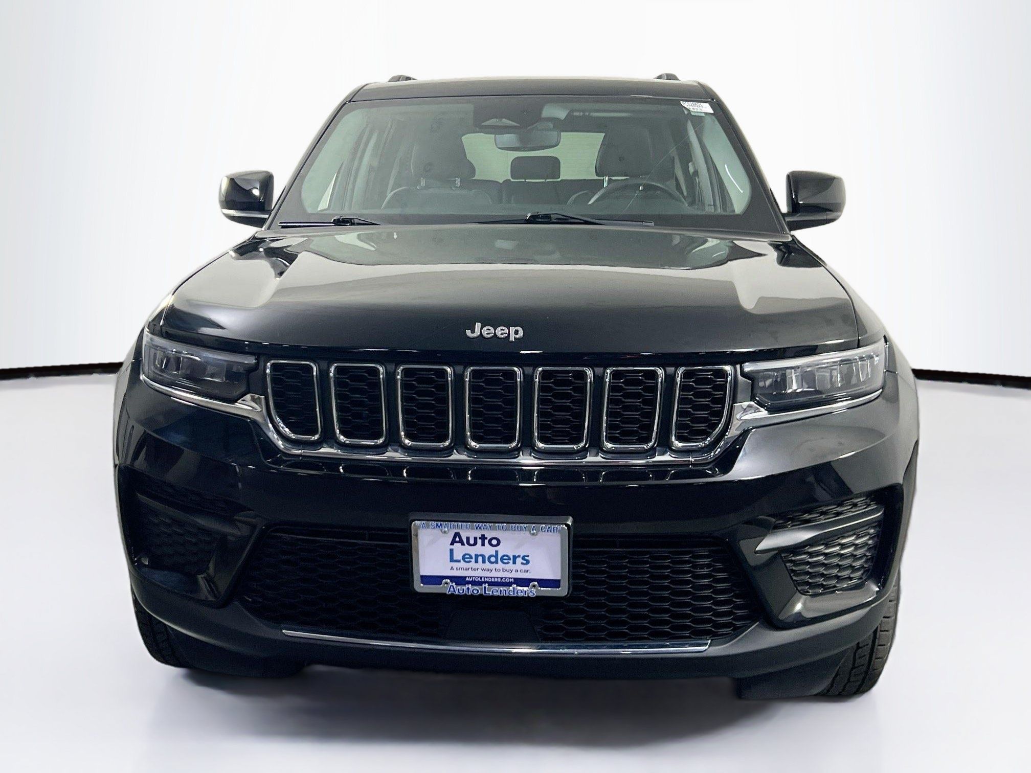 Used 2023 Jeep Grand Cherokee Laredo AWD/4WD image 2