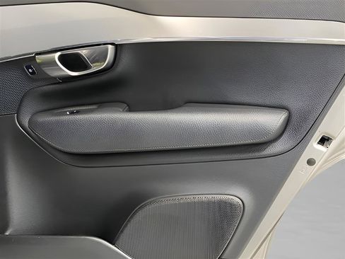 Used 2018 Volvo XC90 T6 Momentum w/ Convenience Package image 27