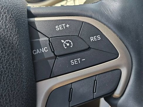Used 2017 Jeep Cherokee Sport AWD/4WD image 37