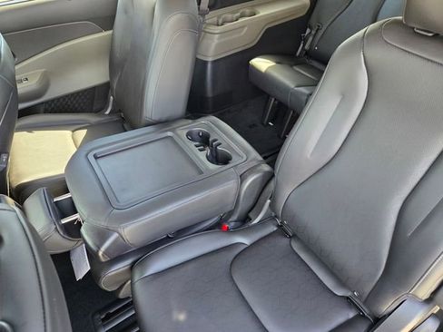 New 2026 Kia Carnival EX image 24