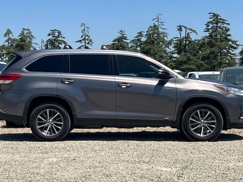 Used 2019 Toyota Highlander XLE AWD/4WD image 9