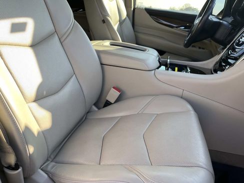 Used 2020 Cadillac Escalade Premium Luxury image 25