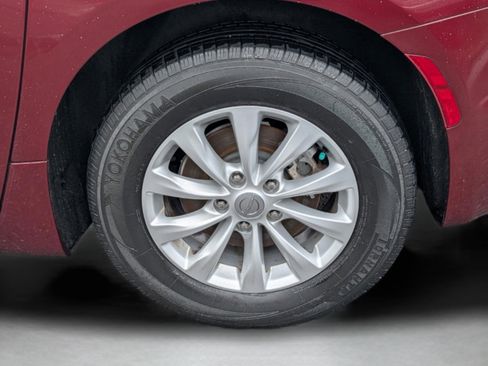 Used 2017 Chrysler Pacifica Touring-L image 19