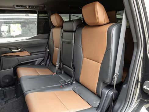 Used 2024 Lexus GX 550 w/ Accessory Package (2T) AWD/4WD image 12