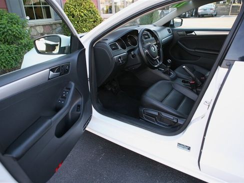 Used 2017 Volkswagen Jetta SE FWD image 8