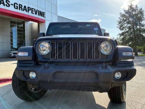 Used 2025 Jeep Wrangler Unlimited Sport AWD/4WD image 3