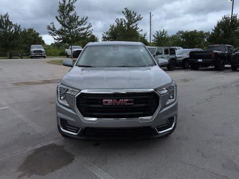 Used 2024 GMC Terrain SLE AWD/4WD image 3