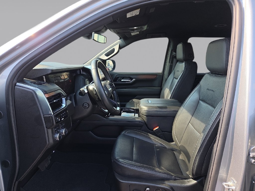 Used 2025 GMC Yukon Denali AWD/4WD image 16