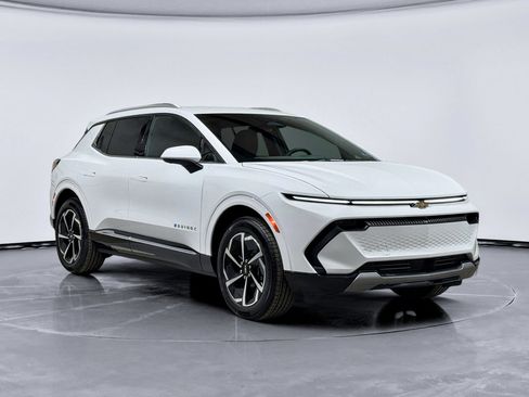Used 2024 Chevrolet Equinox EV LT image 4