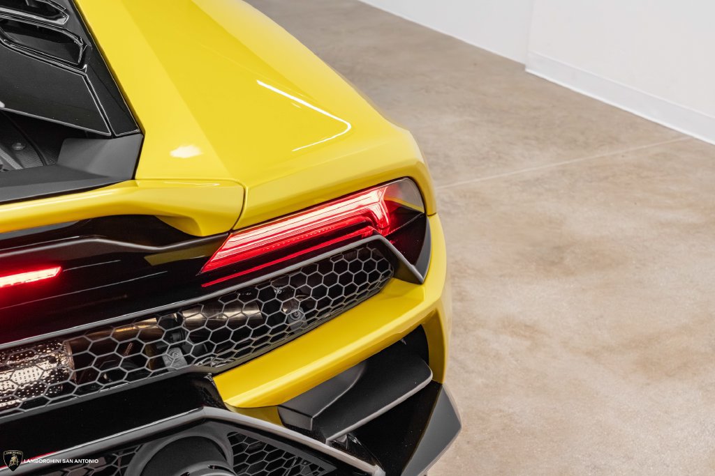 Used 2020 Lamborghini Huracan EVO RWD image 18