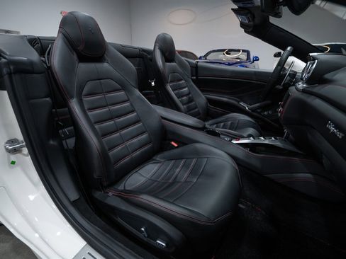 Used 2016 Ferrari California T RWD image 33