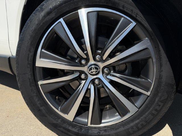 Used 2022 Toyota Venza LE AWD/4WD image 8