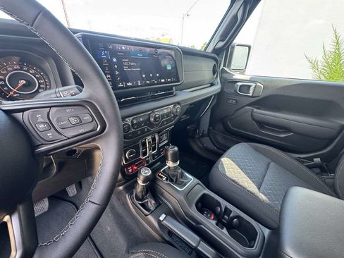Used 2025 Jeep Gladiator Mojave w/ Convenience Group AWD/4WD image 15