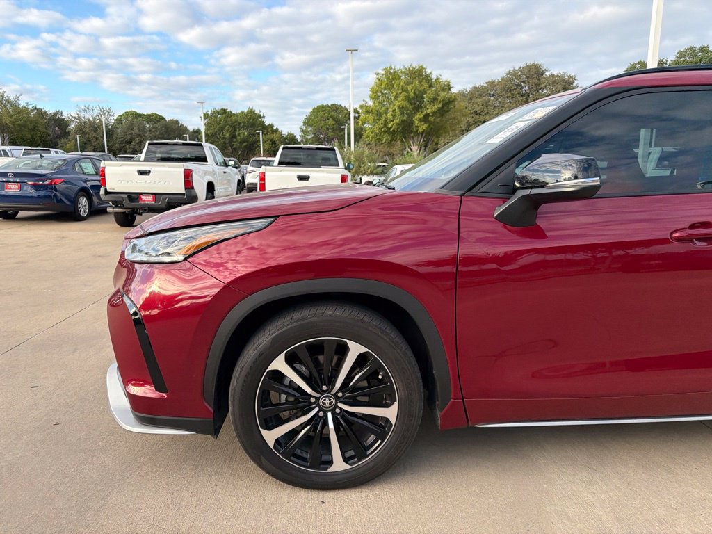 Used 2022 Toyota Highlander XSE FWD image 2