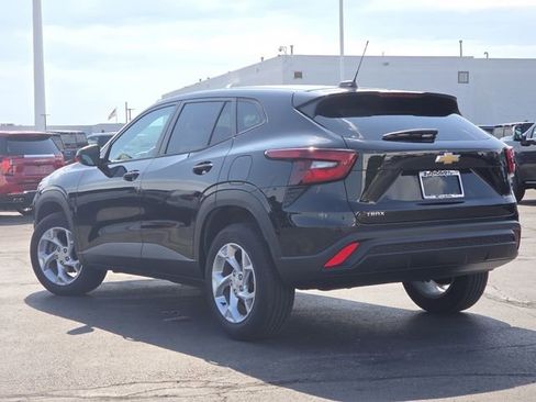 Used 2024 Chevrolet Trax LS w/ LS Convenience Package FWD image 17
