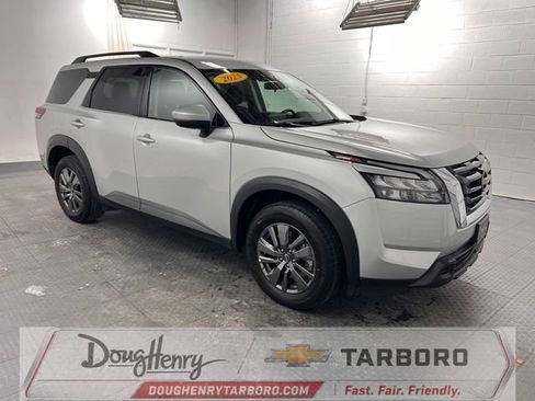 Used 2025 Nissan Pathfinder SV FWD image 3