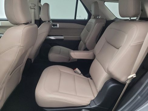 Used 2022 Ford Explorer XLT w/ Equipment Group 202A AWD/4WD image 18