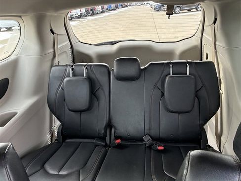 Used 2018 Chrysler Pacifica Touring-L image 13