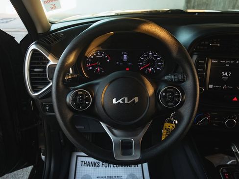 Used 2022 Kia Soul LX image 11