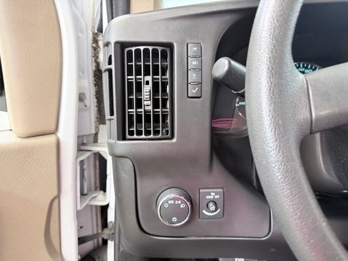 Used 2017 GMC Savana 2500 RWD image 27