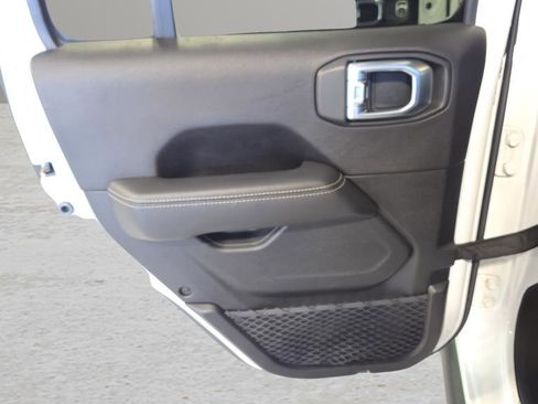 Used 2020 Jeep Gladiator Overland image 12