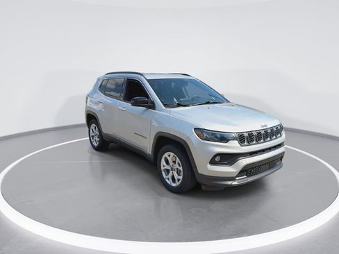 Used 2025 Jeep Compass Latitude AWD/4WD image 2
