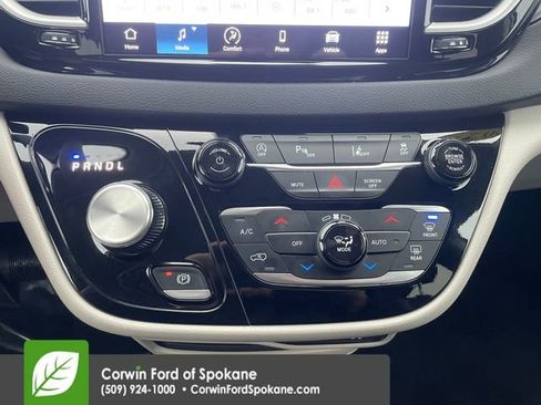 Used 2024 Chrysler Pacifica Touring-L image 34