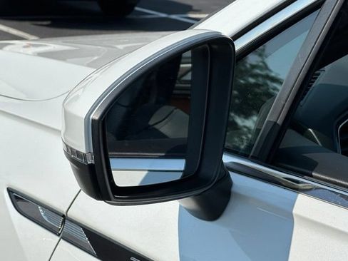 Certified 2022 Volkswagen Tiguan SEL R-Line AWD/4WD image 11