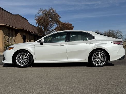 Used 2018 Toyota Camry XLE image 2