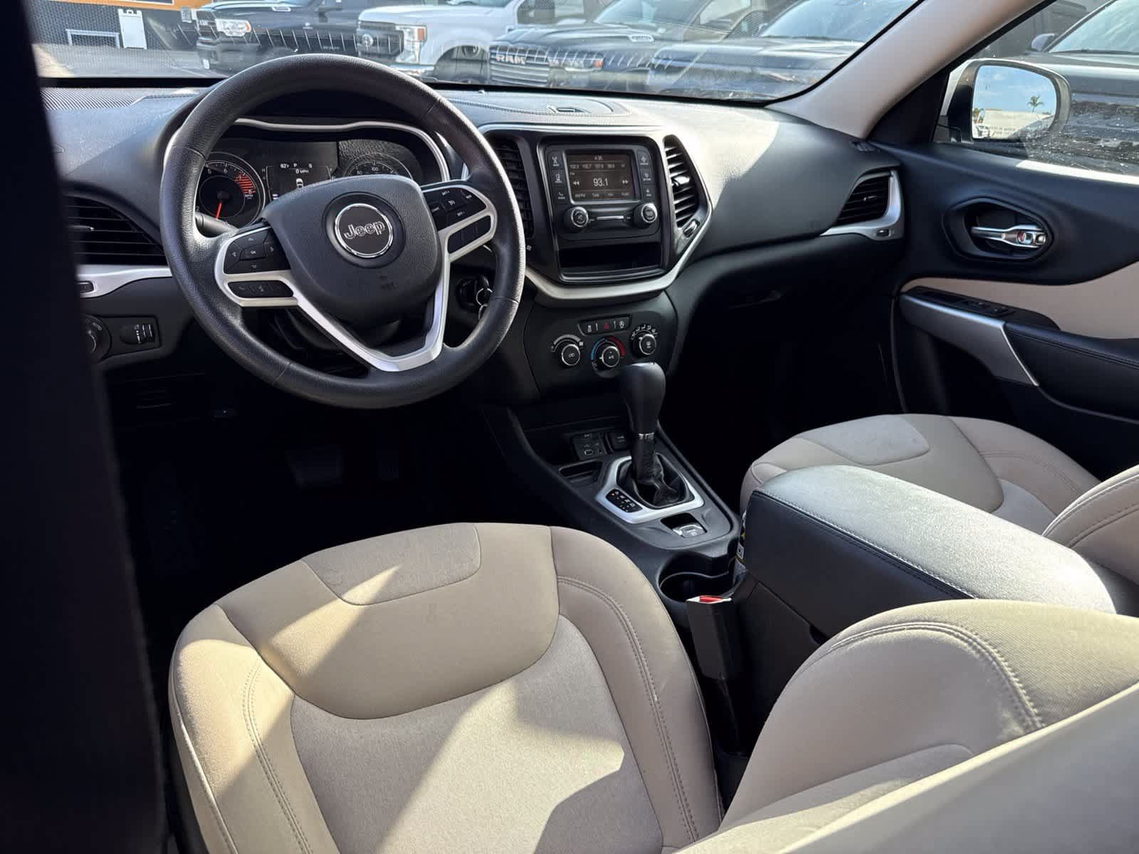 Used 2018 Jeep Cherokee Latitude FWD image 22