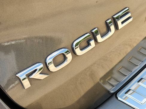 Used 2018 Nissan Rogue SV w/ Premium Package FWD image 12