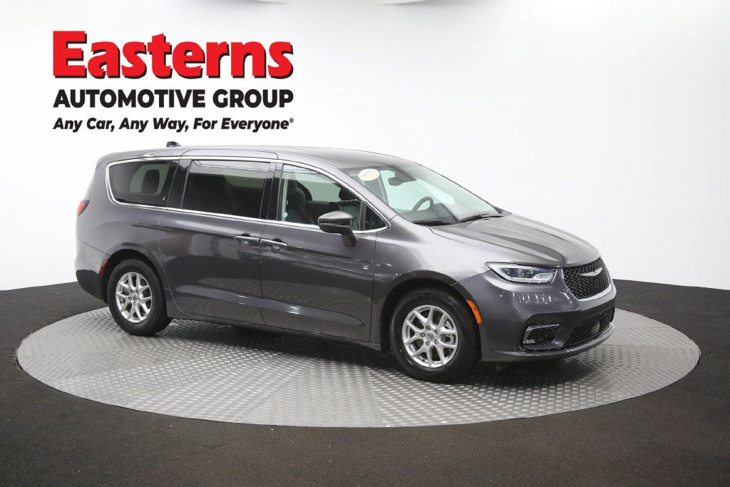 Used 2023 Chrysler Pacifica Touring-L FWD image 51