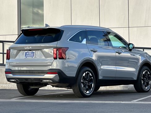 Used 2024 Kia Sorento S w/ Panoramic Sunroof Package image 3