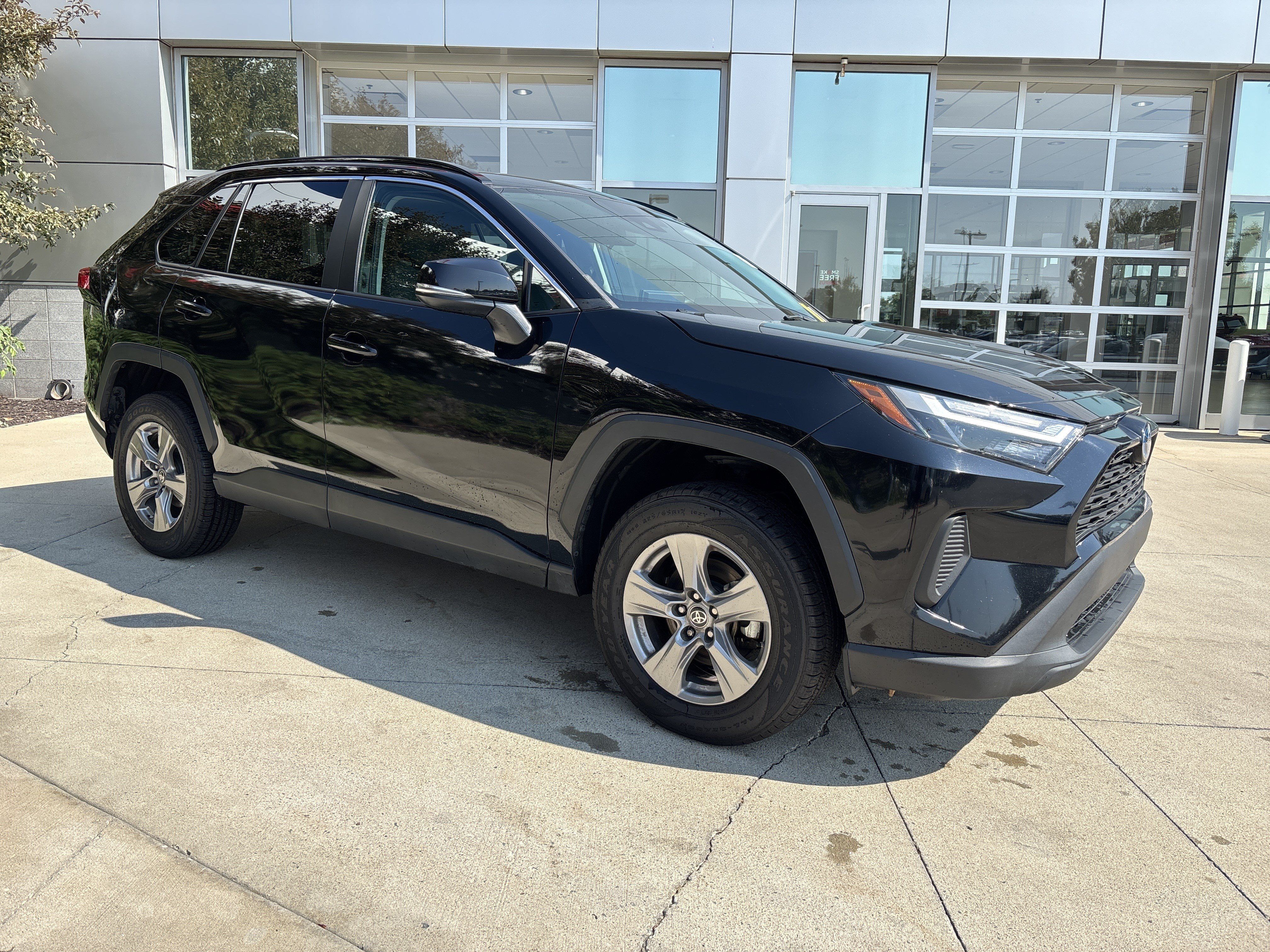 Used 2023 Toyota RAV4 LE AWD/4WD image 2