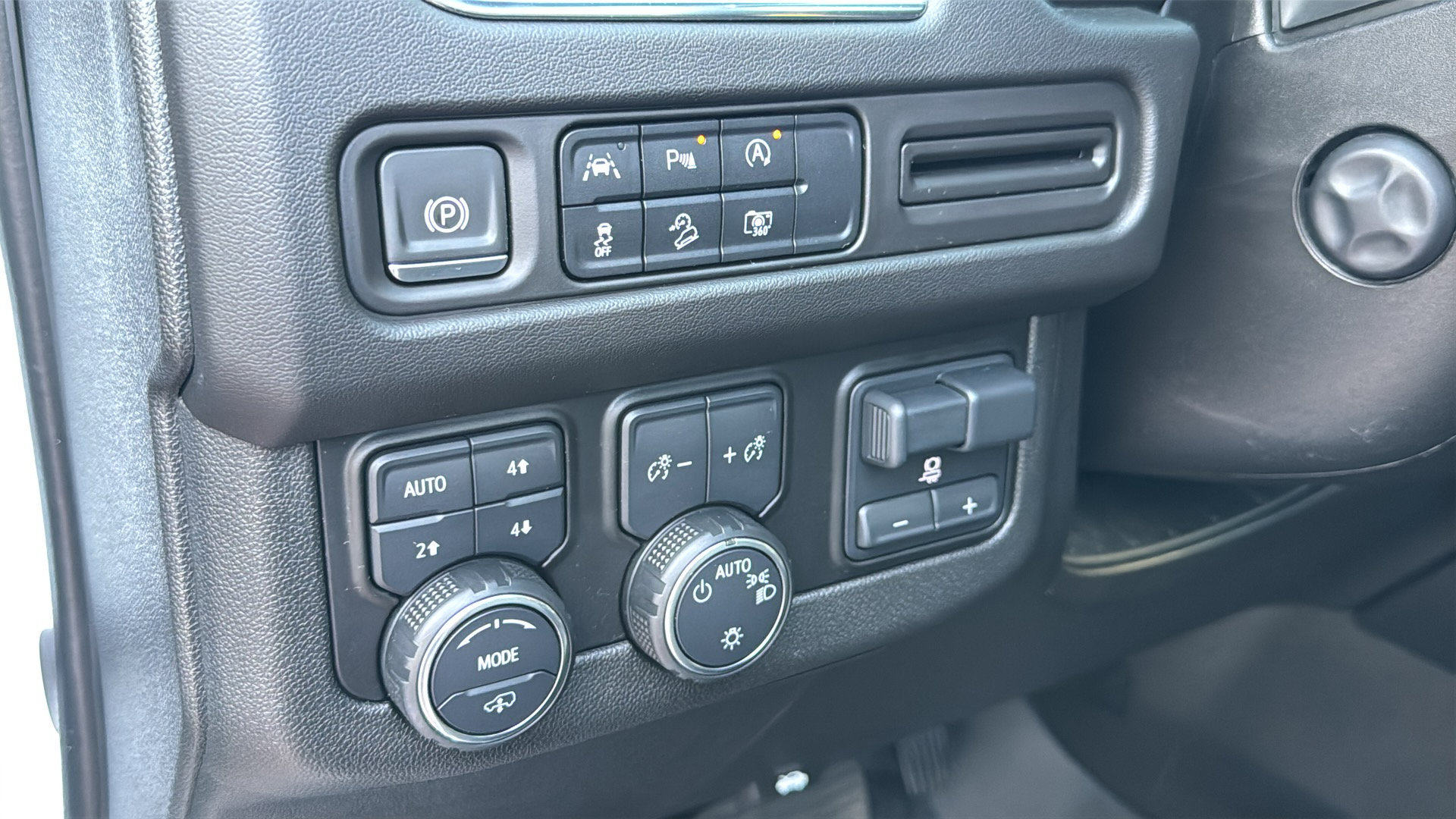 Used 2023 Chevrolet Tahoe Z71 w/ Z71 Off-Road Package AWD/4WD image 19